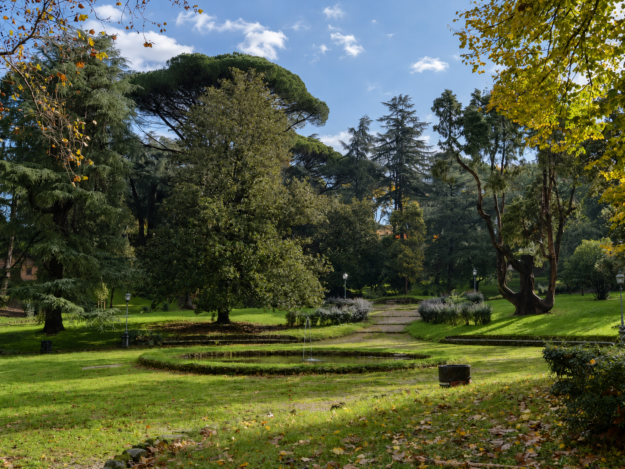 Giardino del Bobolino a Firenze con vasca, sentieri e alberi monumentali