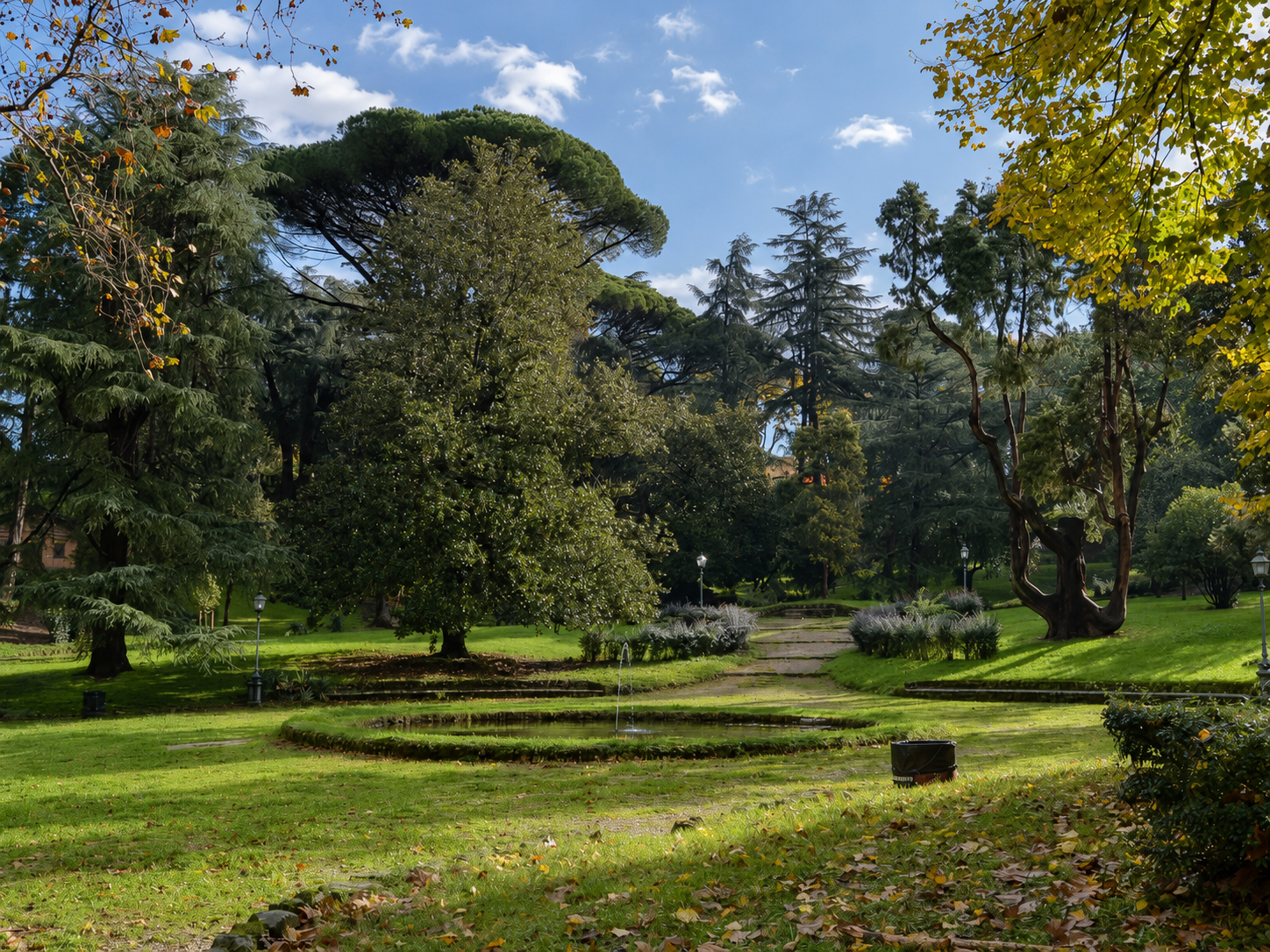 Giardino del Bobolino a Firenze con vasca, sentieri e alberi monumentali